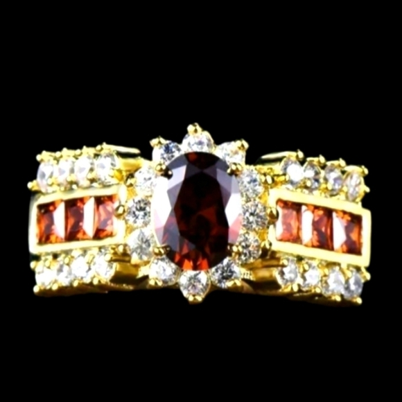 Gorgeous red stone , 925 silver in gold setting. Cubic zirconia around stone - Picture 1 of 13